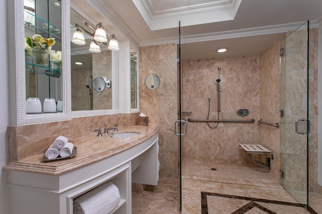 Avenue View room 1 King Bed