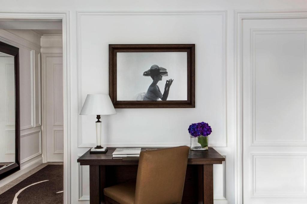 Deluxe Interior View Room 1 King Bed