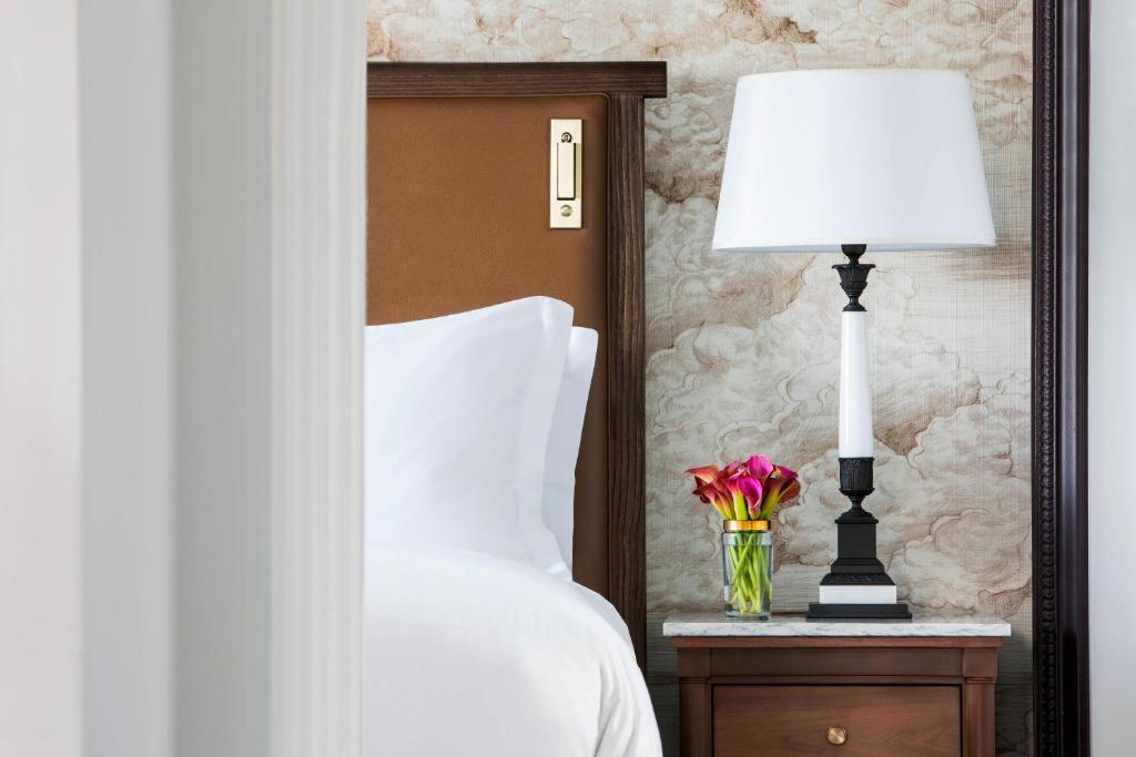 Deluxe Interior View Room with Club Lounge Access 1 King Bed