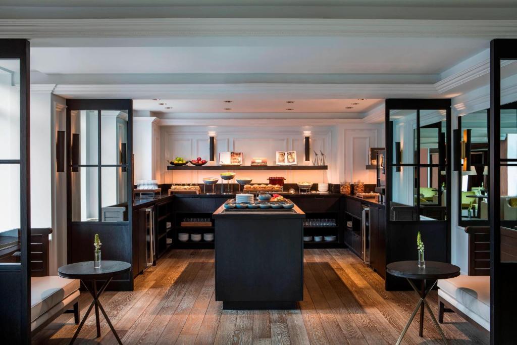 Deluxe Interior View Room with Club Lounge Access 1 King Bed