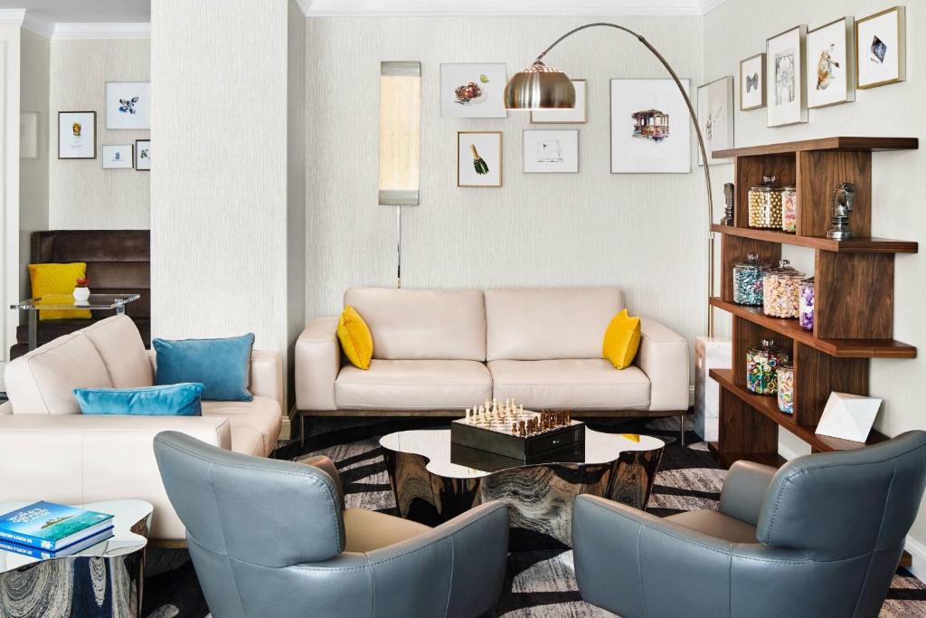 King Room – Club Level