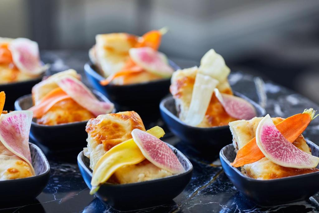 One-Bedroom Suite City View – Club Level