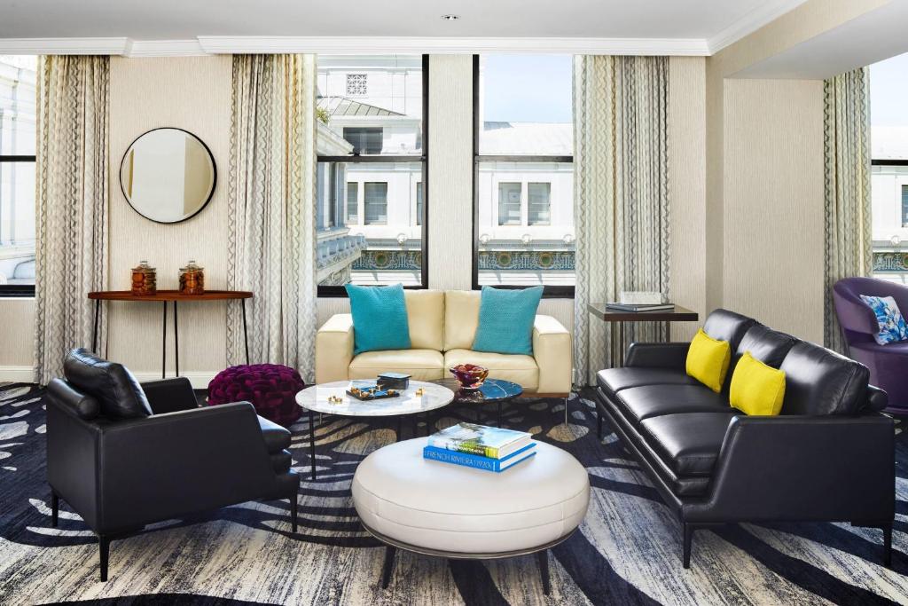 One-Bedroom Suite City View – Club Level