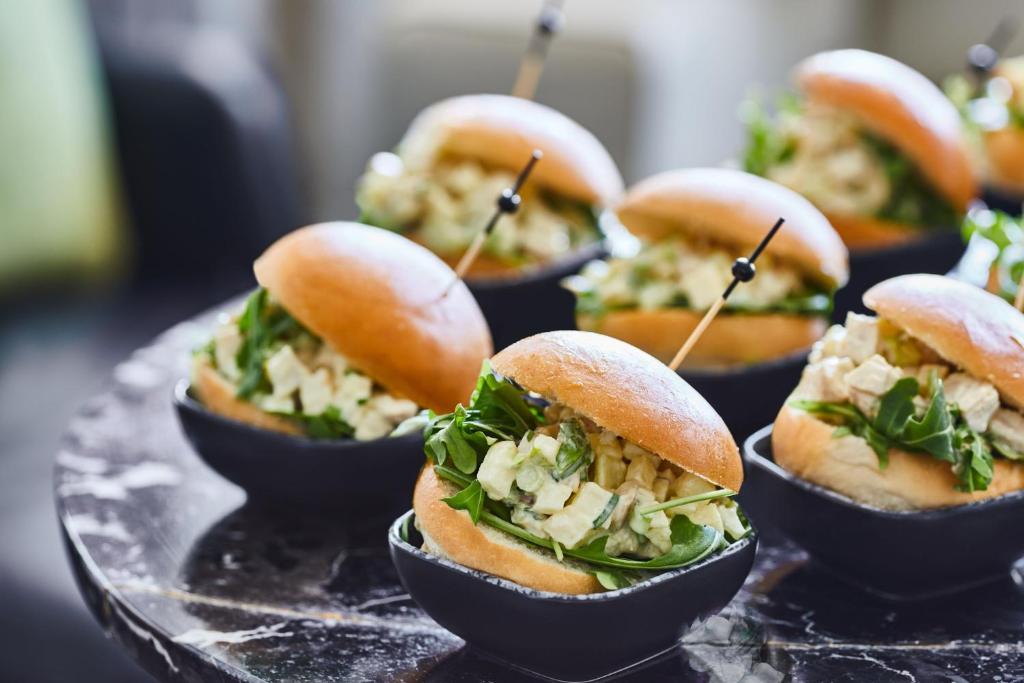 Queen Room with Two Queen Beds – Club Level