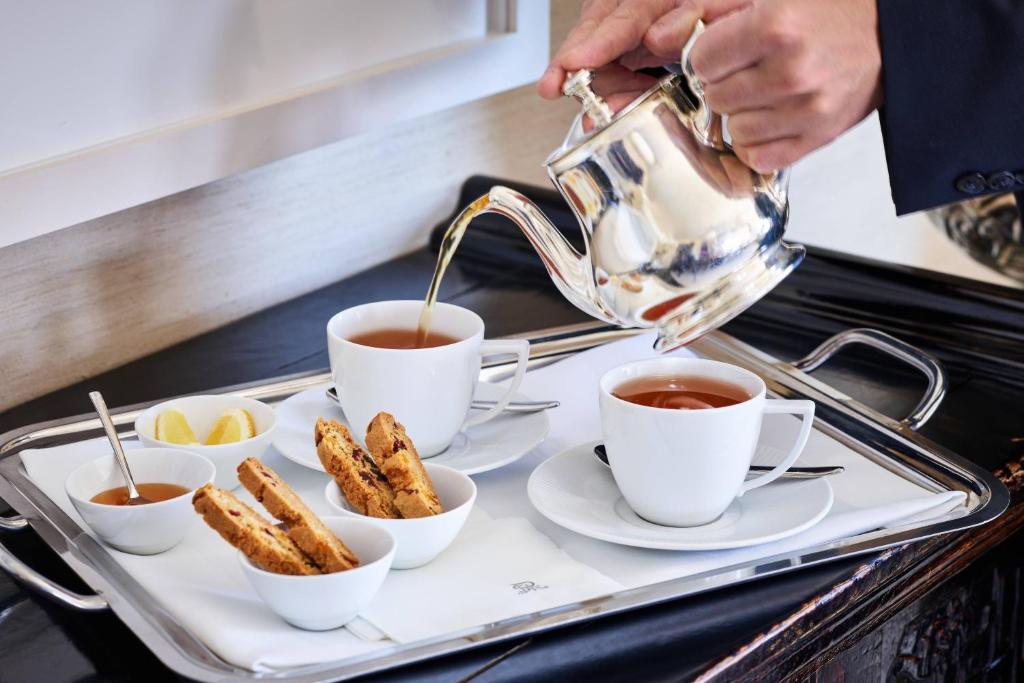 Astor Suite 1 Bedroom Suite 1 King Corner room