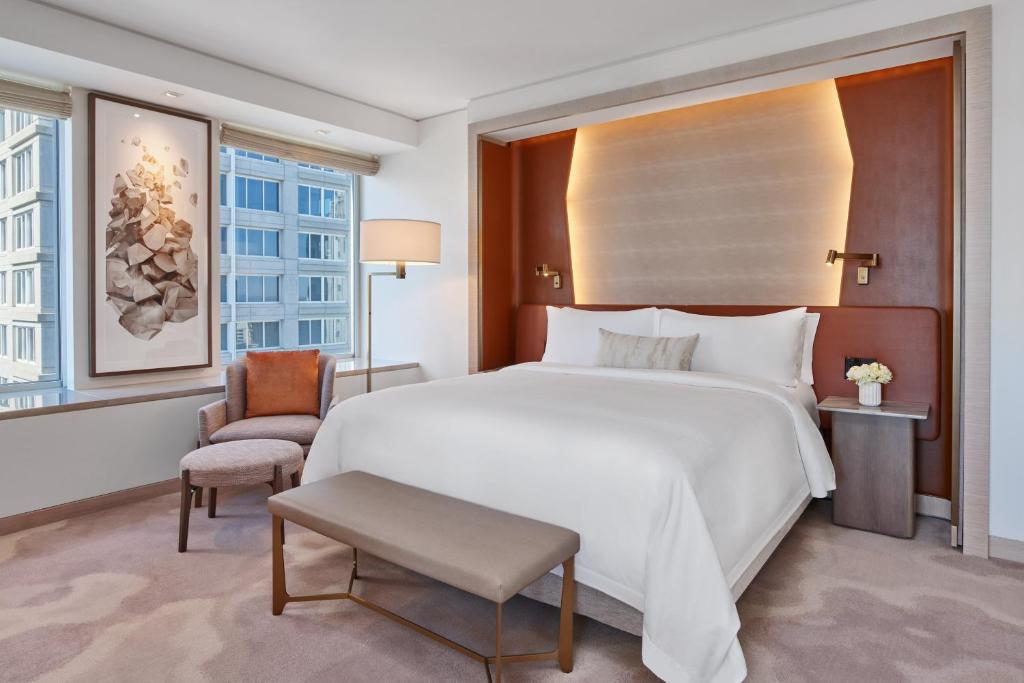 Great Metropolitan Suite 1 Bedroom Suite 1 King Corner room