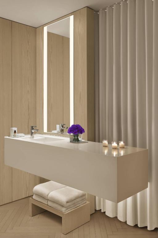 Deluxe King Room with City View and Roll-in Shower – Mobility Accessible