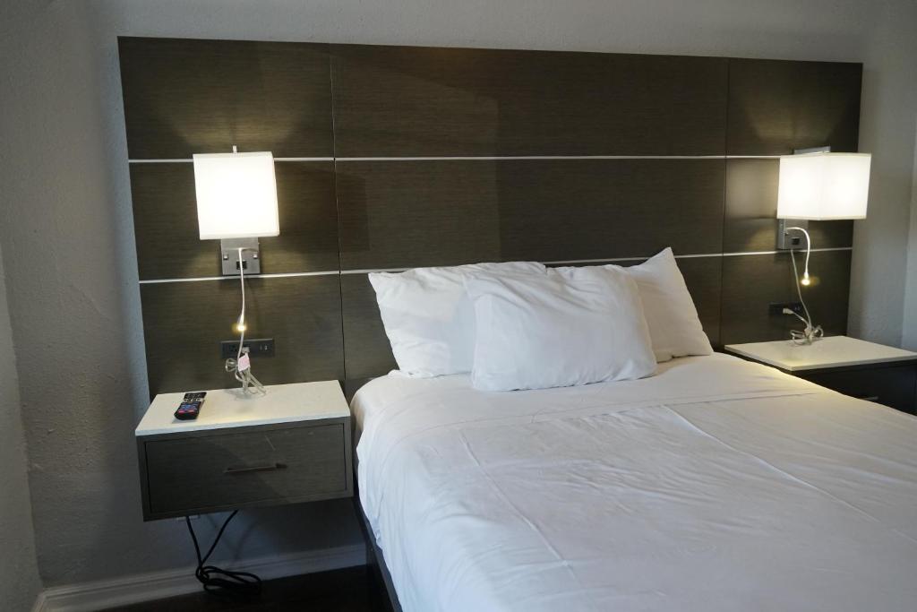 Standard Double Room with Shared Bathroom