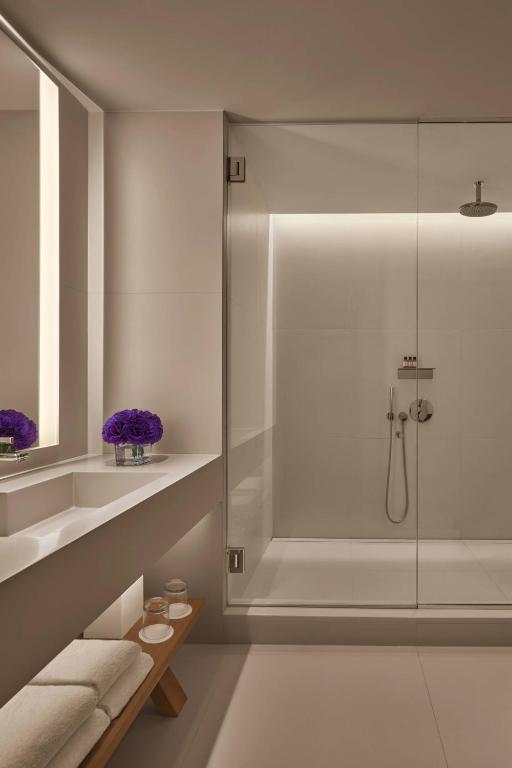 Deluxe King Room with Terrace – Hearing Accessible