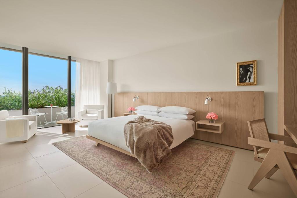 Deluxe Terrace Larger Guest room 1 King City view