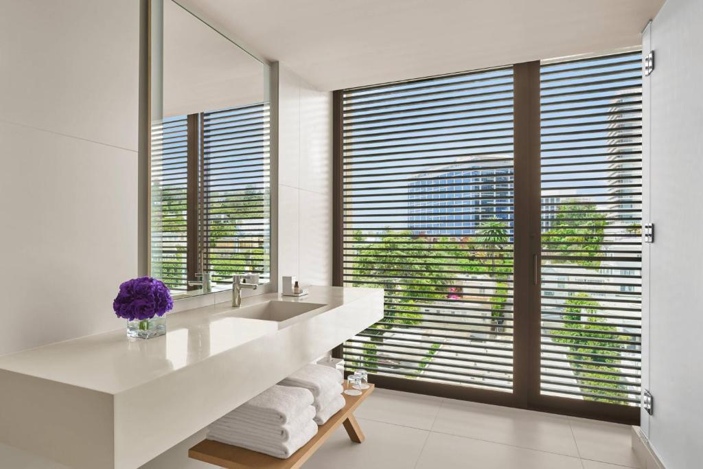 Loft Guest room 1 King City view