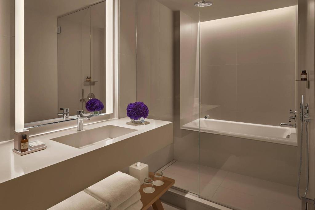 Superior Suite 1 Bedroom Suite 1 King City view