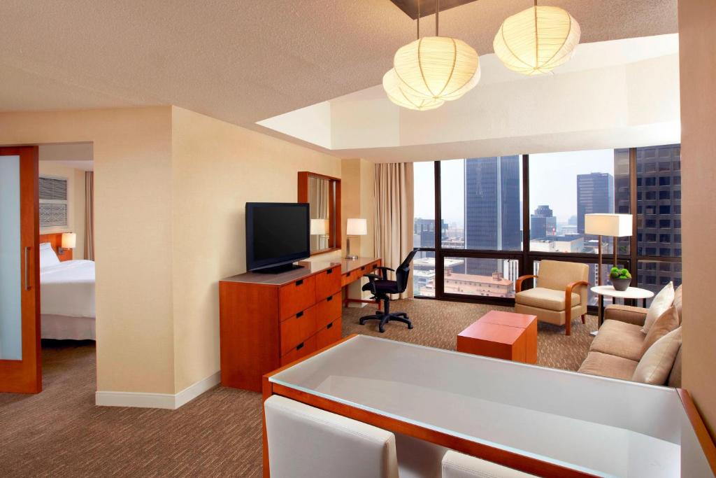 Redondo Suite 1 Bedroom Suite 1 King Sofa bed City view