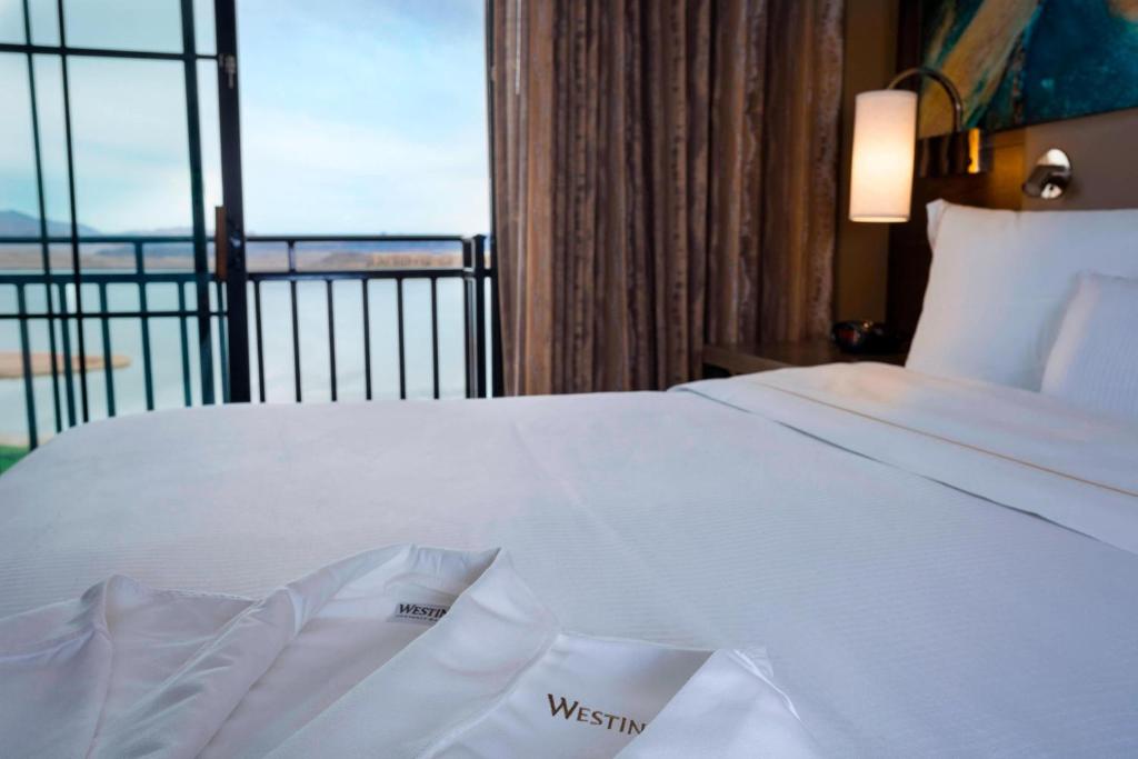 King Room with Lake View and Roll-in Shower – Mobility Accessible