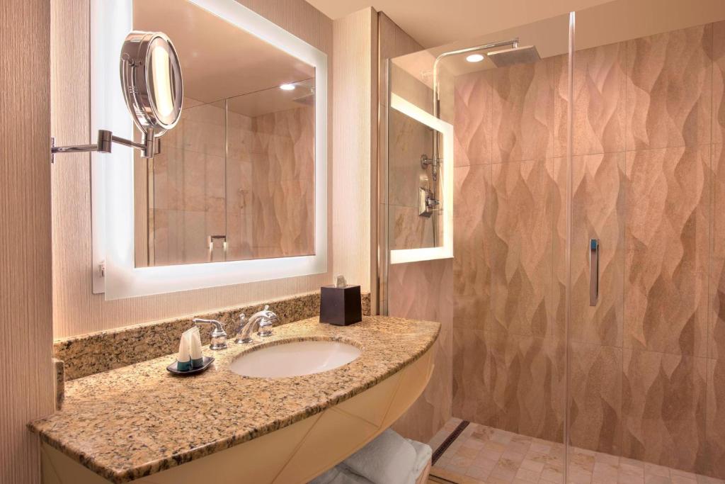 King Room with Lake View and Roll-in Shower – Mobility Accessible