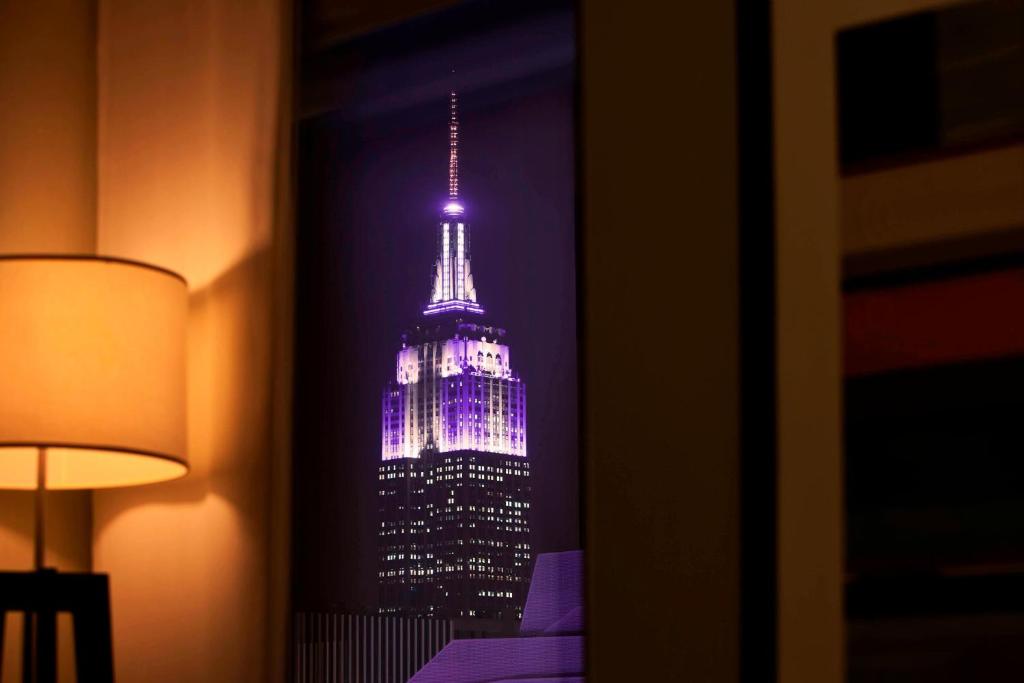 Premium King Room with Skyline View and Adapted Tub – Mobility and Hearing Accessible