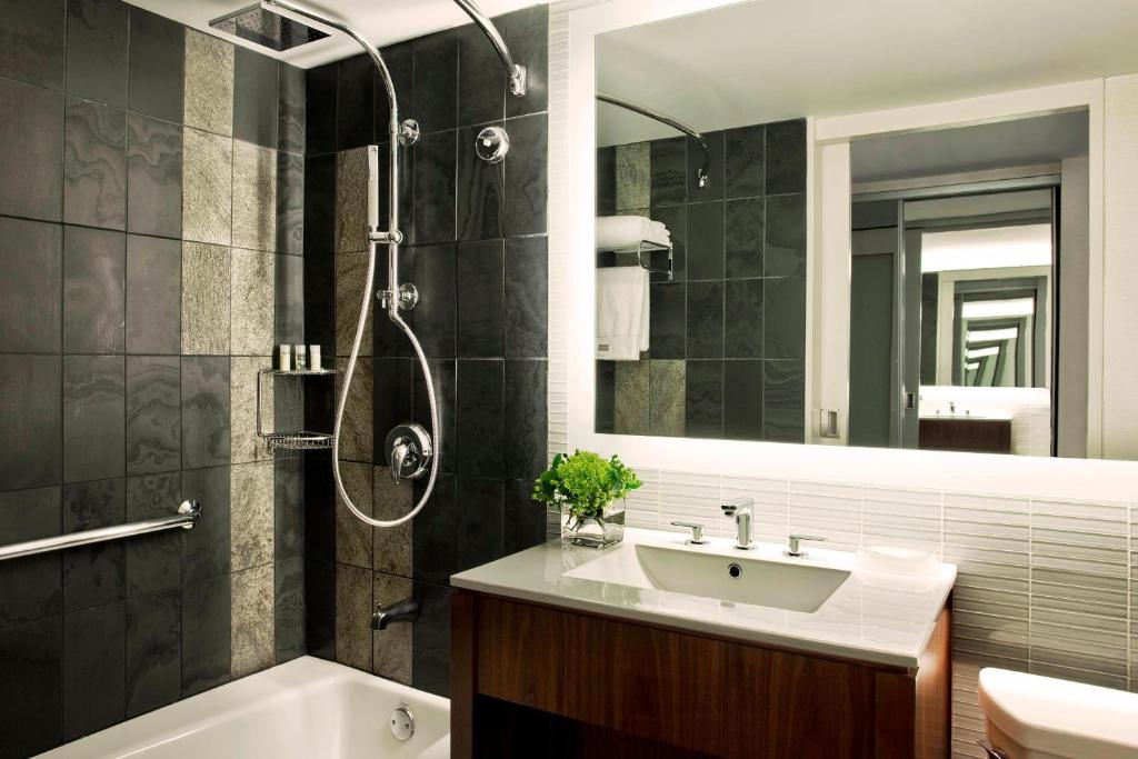 Traditional King Room with Roll-in Shower – Mobility and Hearing Accessible