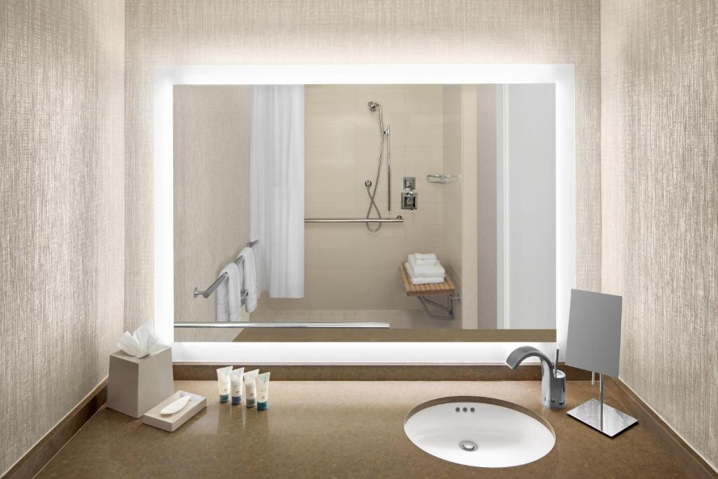 Traditional King Room with Adapted Tub – Mobility Accessible