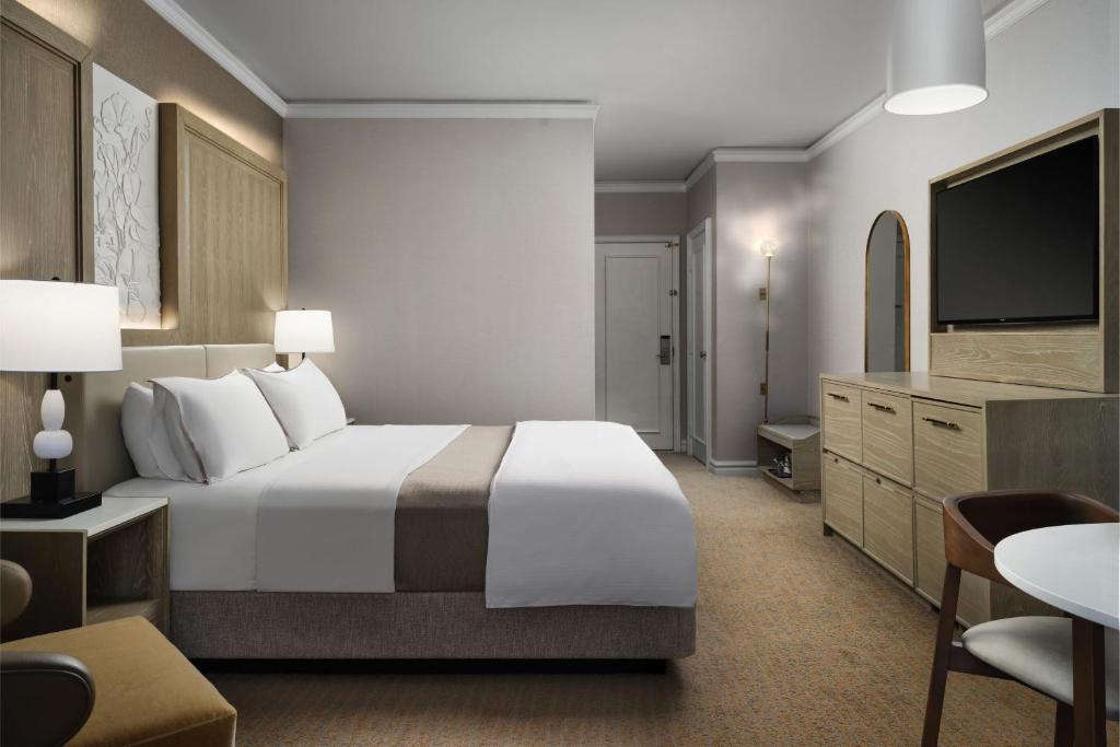 Deluxe King Room with City View