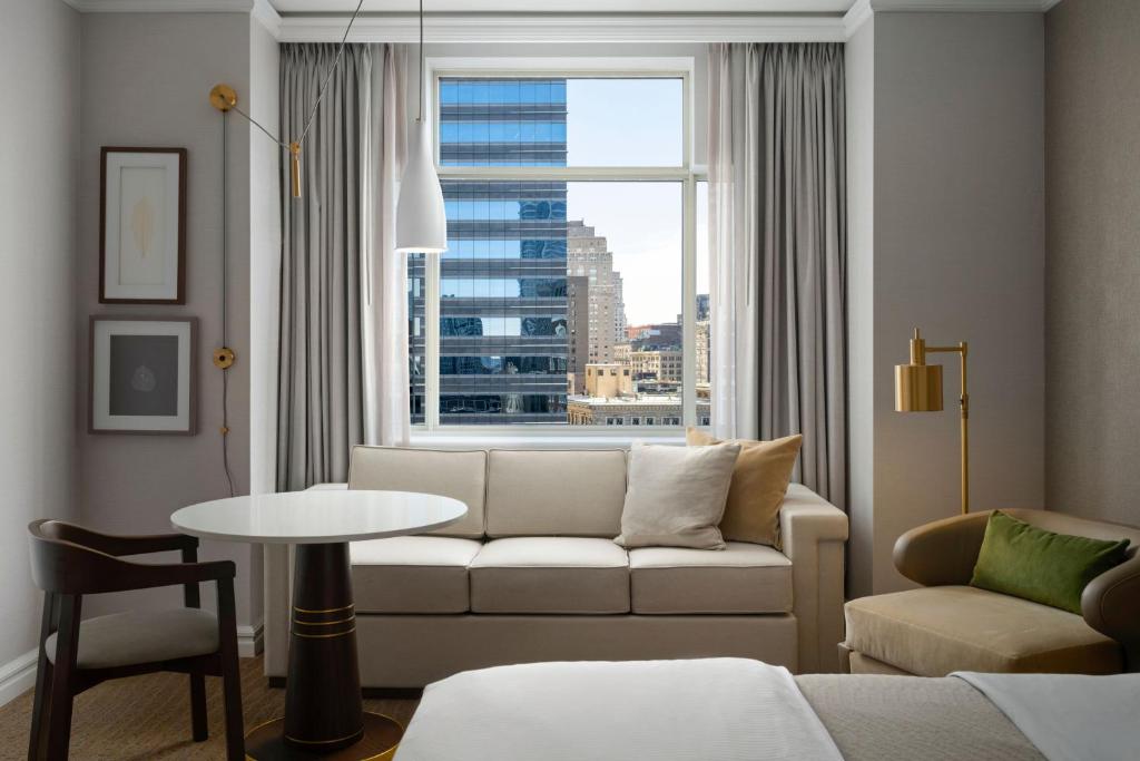 Deluxe King Room with City View