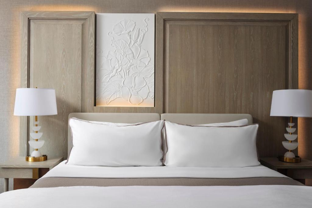 Deluxe King Room with City View