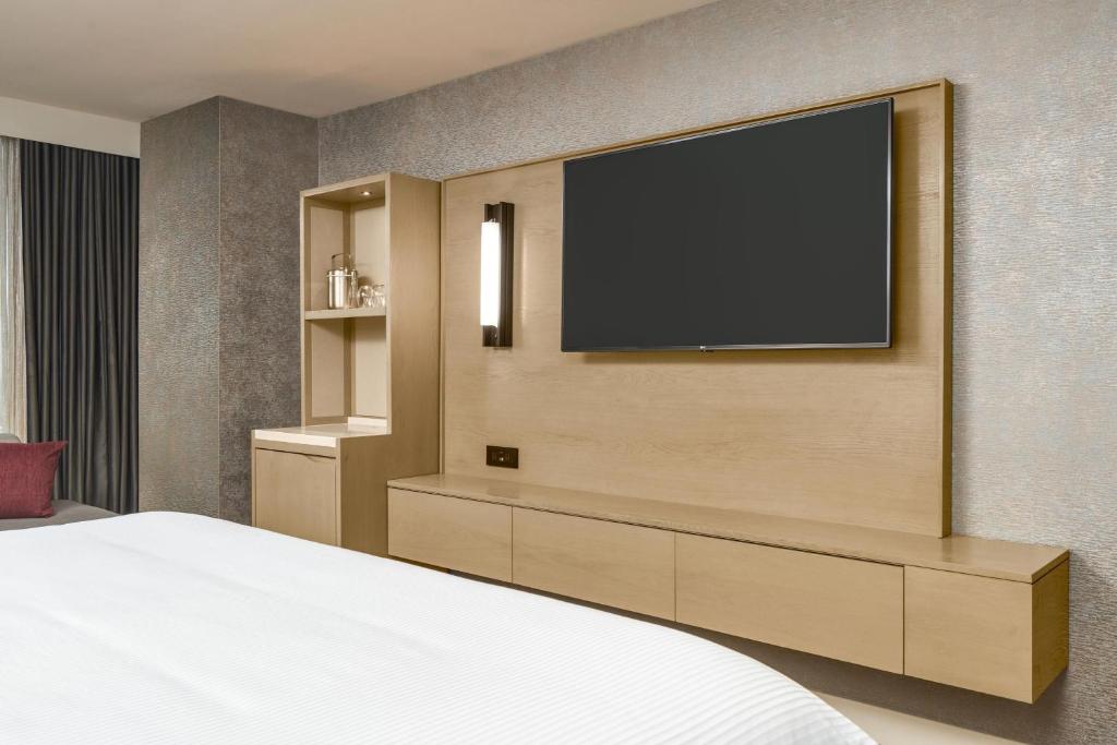 Guest room 1 King High floor