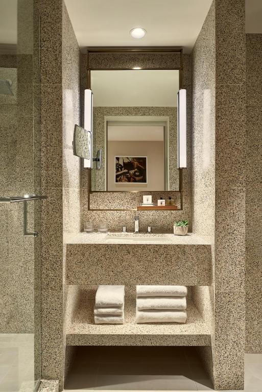 King Room with Accessible Tub – Disability Access