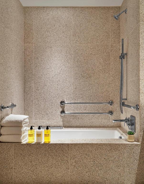 King Room with Accessible Tub – Disability Access