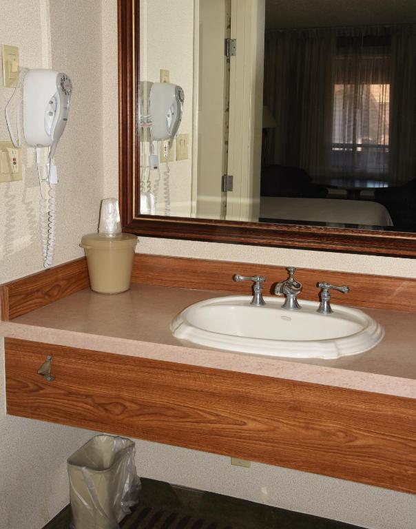 Queen Room with One Queen Bed – Non-Smoking