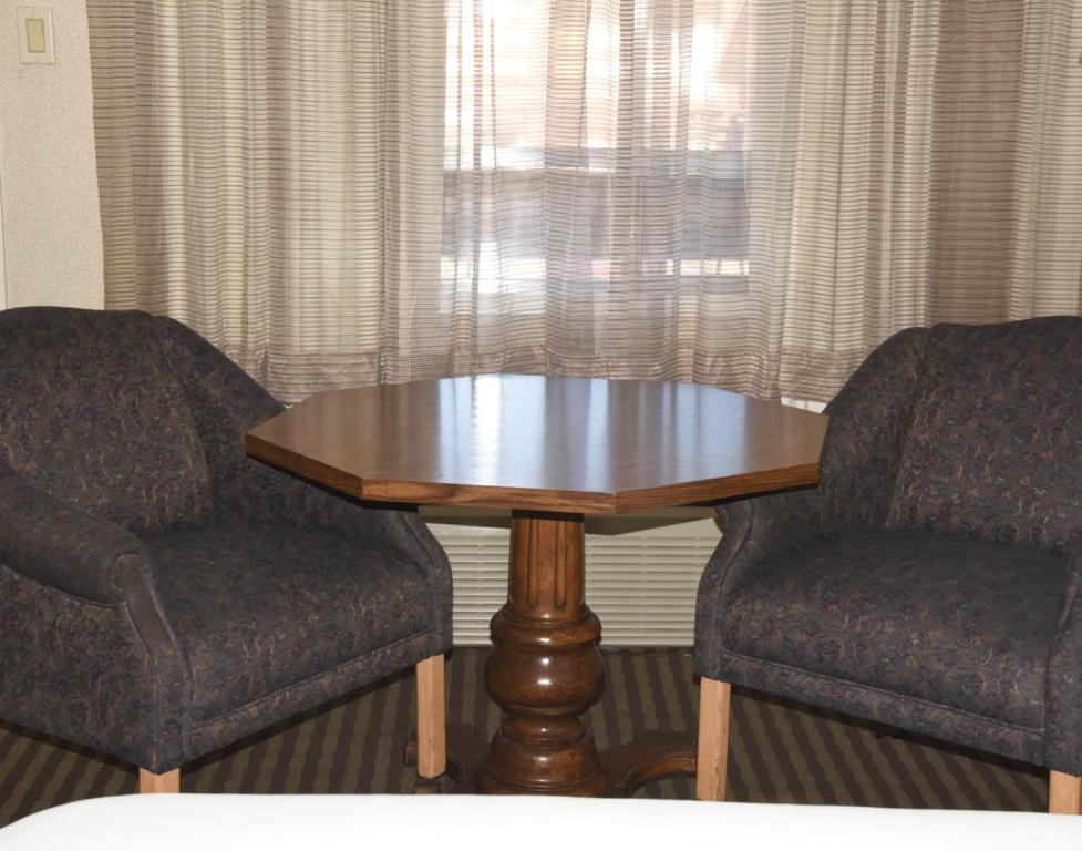 Queen Room with Two Queen Beds – Non-Smoking