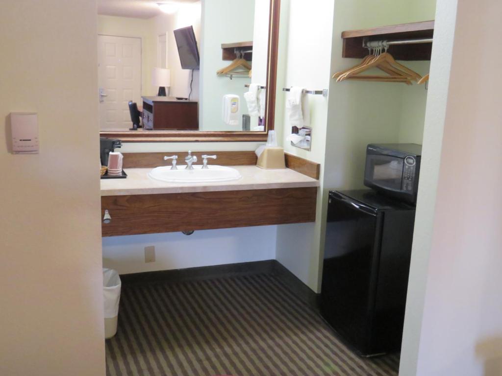 Queen Room with Two Queen Beds – Non-Smoking