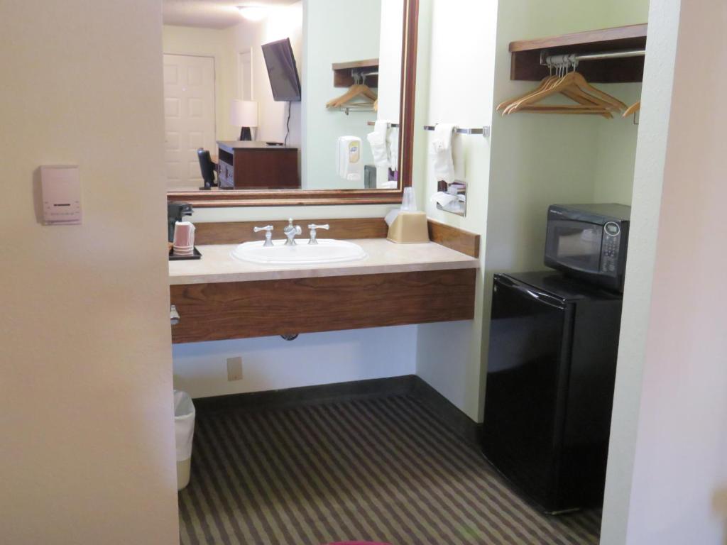 Queen Room with Two Queen Beds – Non-Smoking