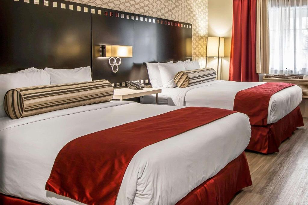 Family Suite 1 King Bed and 2 Queen Beds 2 Bathrooms Non Smoking