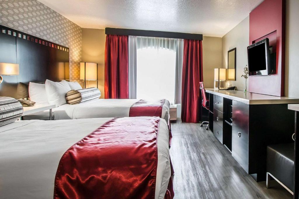 Family Suite 1 King Bed and 2 Queen Beds 2 Bathrooms Non Smoking