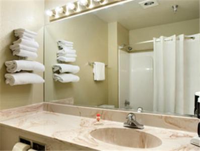 Queen Room – Disability Access – Non-Smoking