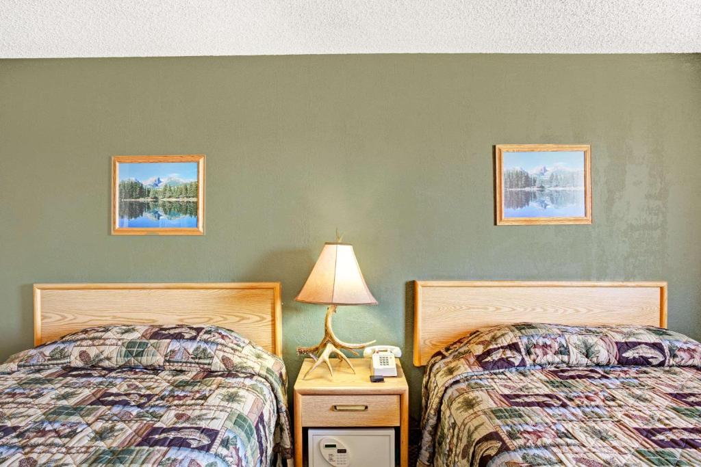 Queen Room – Disability Access – Non-Smoking