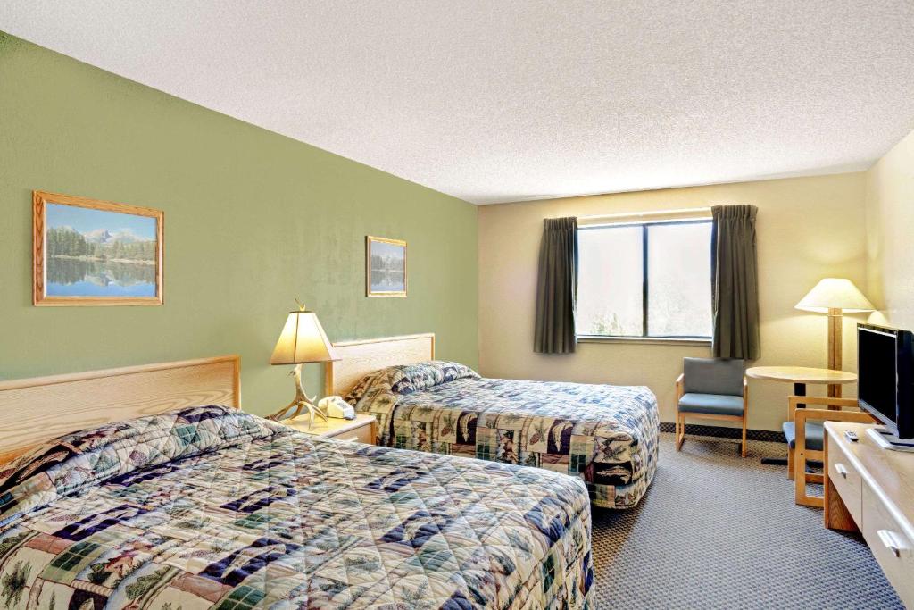 Queen Room with Two Queen Beds – Non-Smoking