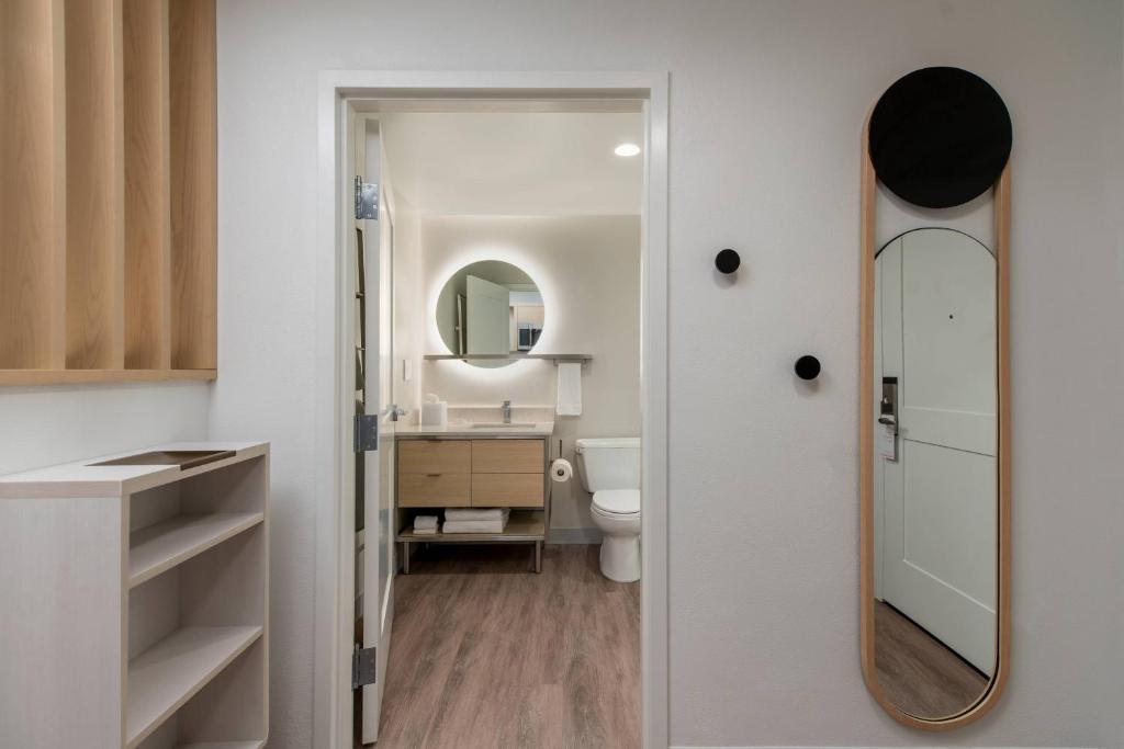 King Studio with Sofa Bed – Hearing Accessible