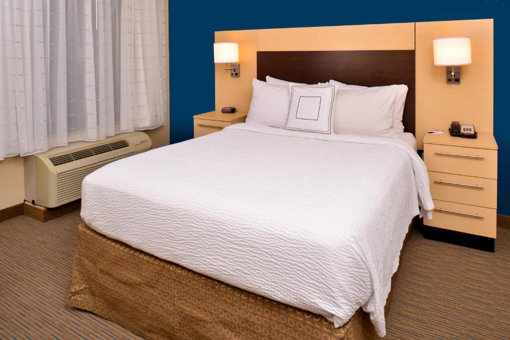 1 Bedroom Suite 1 Queen Sofa bed