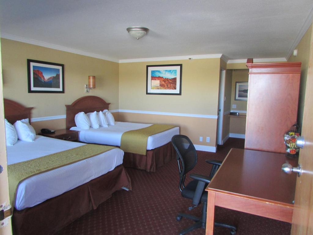 Queen Room with Two Queen Beds – Non-Smoking