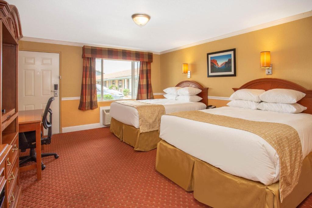 Queen Room with Two Queen Beds – Smoking