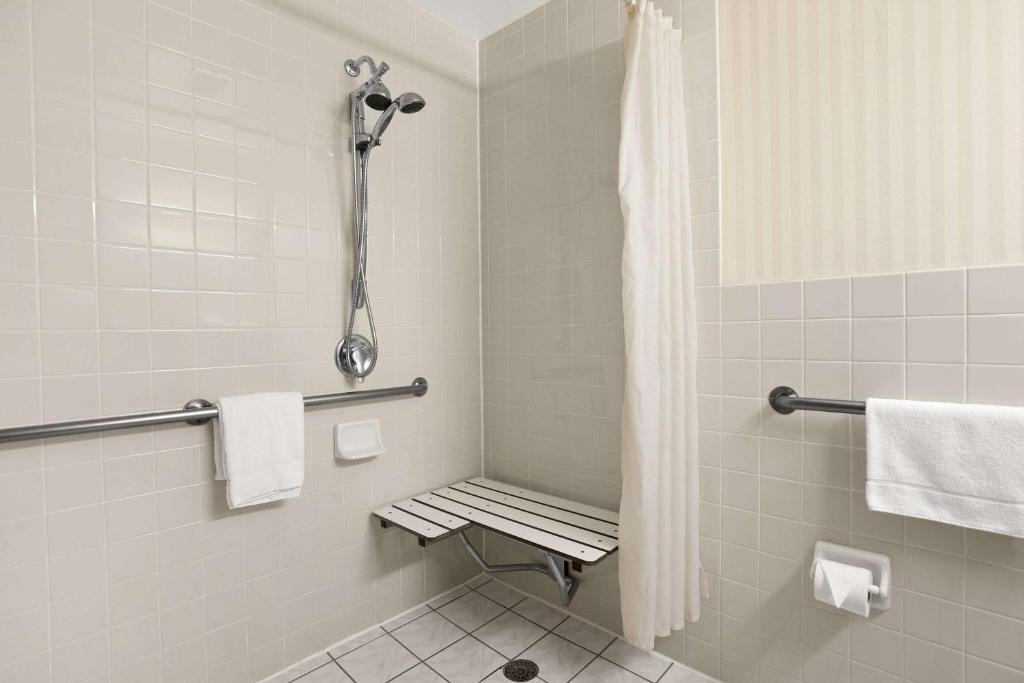 Queen Room with Two Queen Beds – Disability AccessNon-Smoking