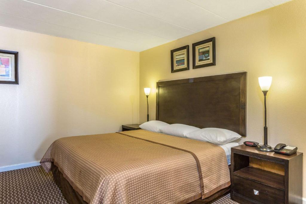 1 King Bed One-Bedroom Suite Oceanfront Non-Smoking