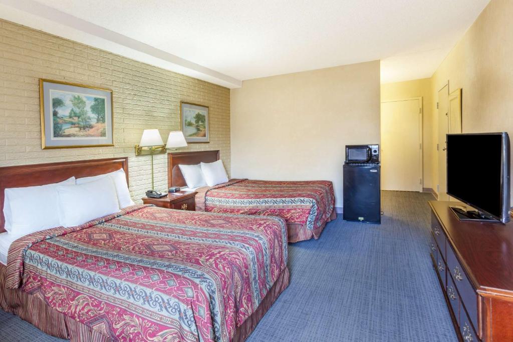 Queen Room with Two Queen Beds – Non-Smoking