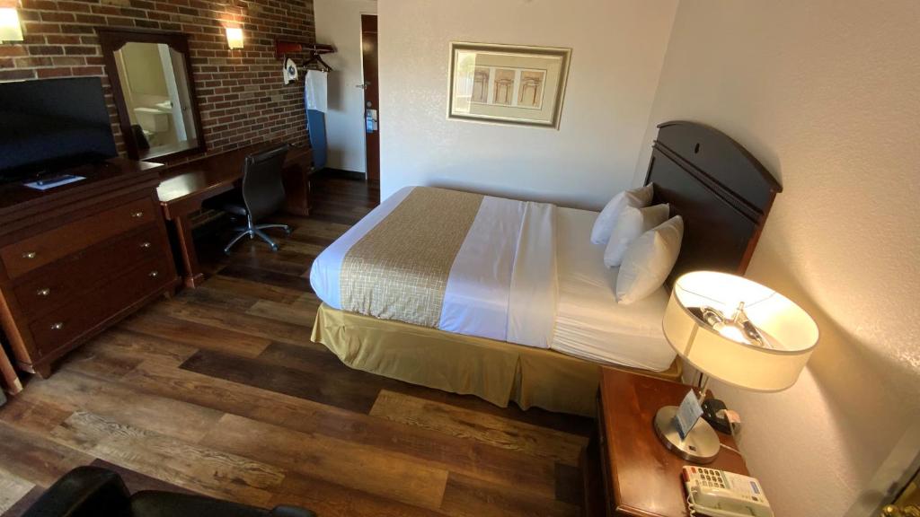 Queen Room – Non-Smoking