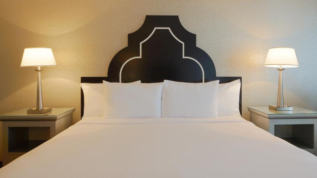 CHELSEA CLASSIC ROOM 1 KING NON-SMOKING