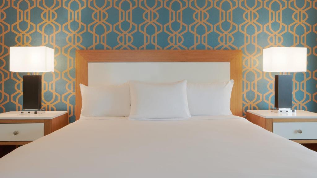 HAVANA ONE BEDROOM SUITE 1 KING NON-SMOKING