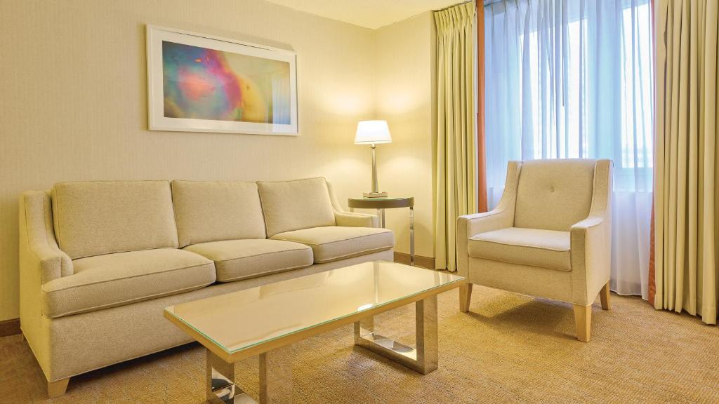 NORTH JUNIOR SUITE 1 KING NON-SMOKING