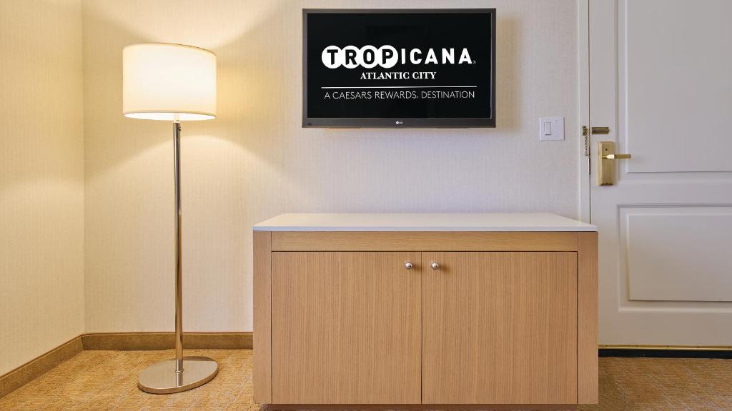 NORTH JUNIOR SUITE 1 KING NON-SMOKING