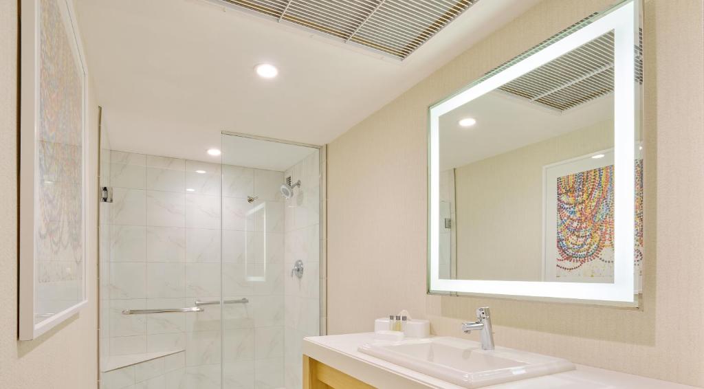 NORTH JUNIOR SUITE 1 KING NON-SMOKING